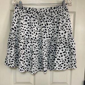 Alelly skirt. Size large. New! White with black spots.